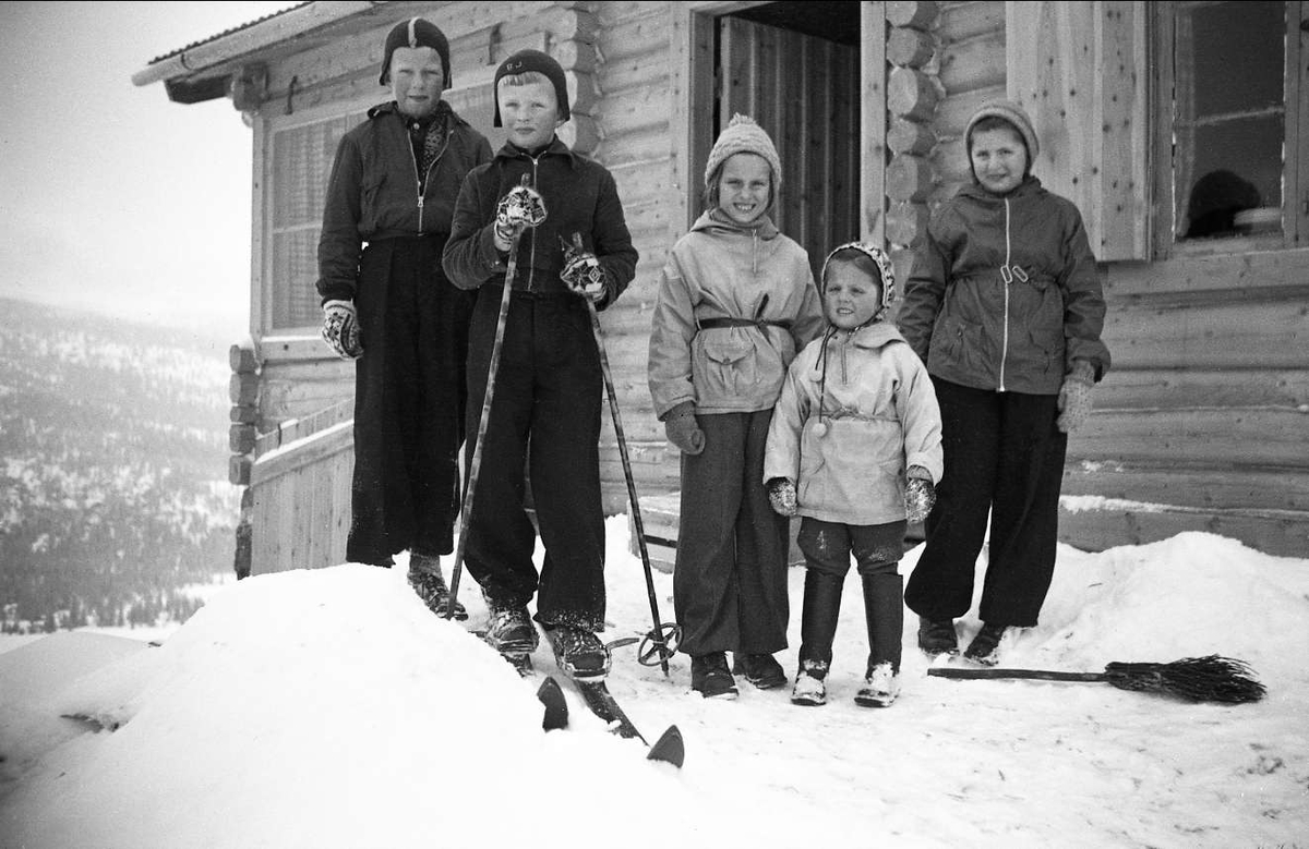 Søstrene Arentz utenfor hytta sammen med naboene Jørg og Bernt Jebsen. Påsken 1940.