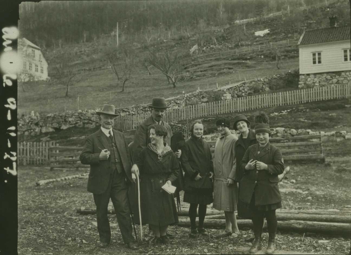 Hans Aall og Gert Falch Heiberg omgitt av unge piker. Amble i Sogn, 1927.