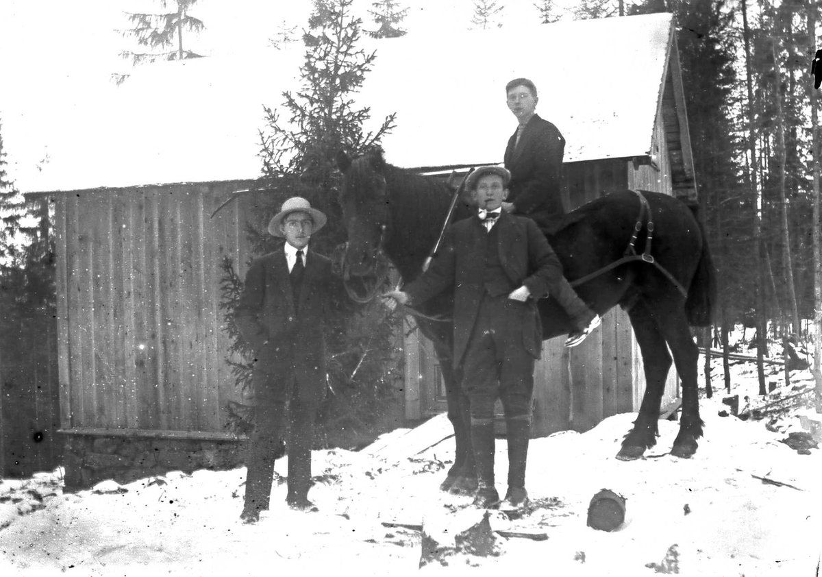 Sommerhuset i Ringstabekkveien ferdigstilt. To stående menn og en til hest avfotografert foran huset.