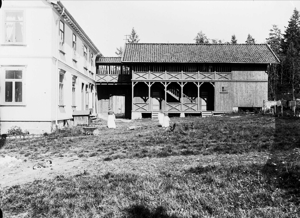Gårdsplassen, Nedre Digerud, Frogn, Akershus, 1902. Margrethe med Pubben, Lillemor og Dudo.