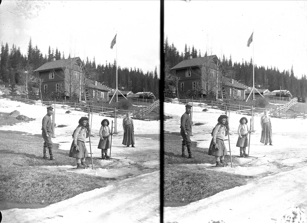Huset på Holoa seter, Hadeland, april 1906, senvinter. Gudrun og Karen Q. Wiborg med ski. Gulbrand og Lisa.