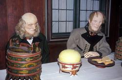 Fra draktutstillingen " Folk og klede-skikk og bruk"
Her er