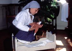 Levendegjøring på museum.Ferieskole 2003.
Jente leker med 