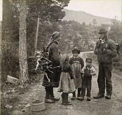 Familie på skogstur, iført hverdagsdrakter fra Setesdalen, A