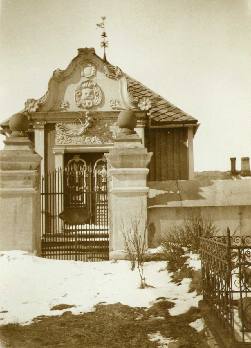 Det Hiortske gravkapell fra ca. 1790, Røros, Sør-Trøndelag. Fotografert 1909.