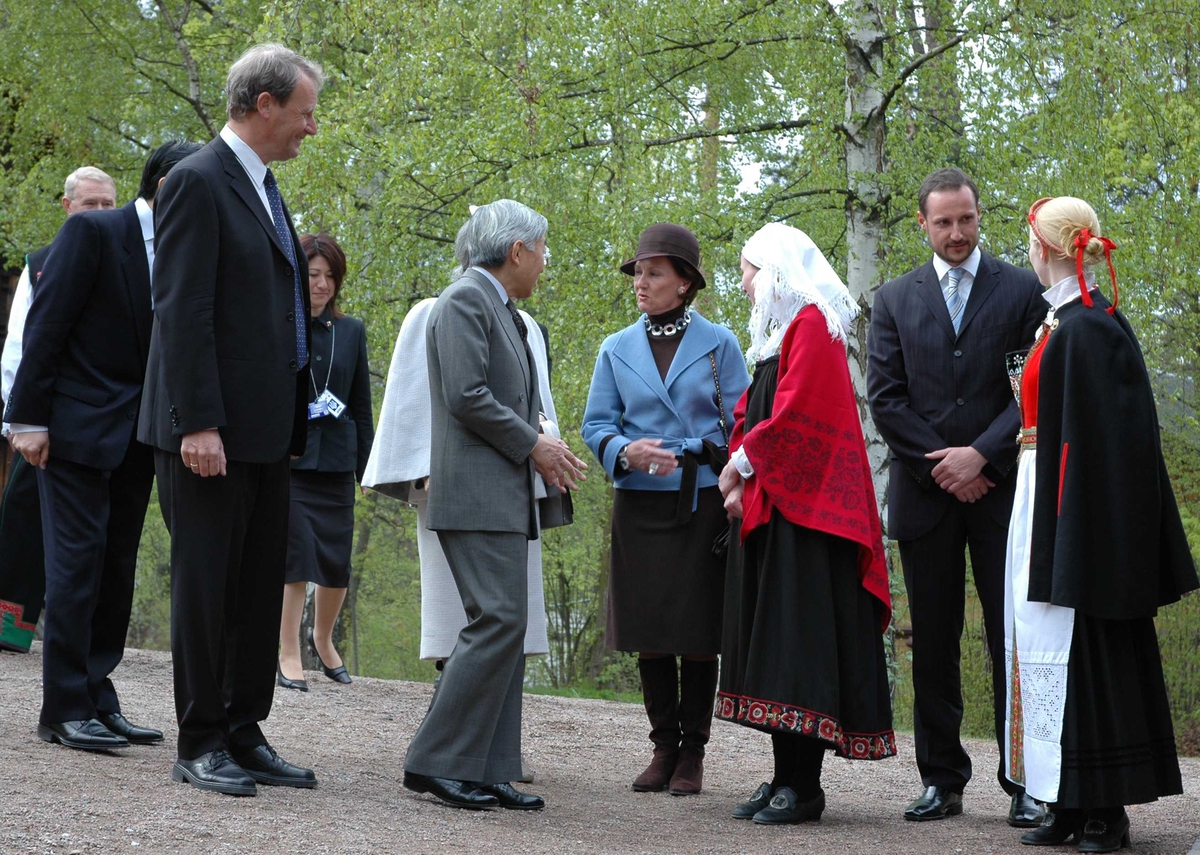Det japanske Keiserpar, Dronning Sonja, Kronprins Håkon sammen med NF personal og Olav Aaraas