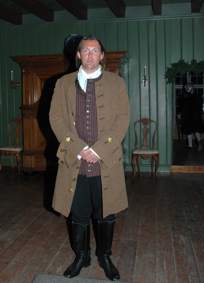 Mann i tidsriktig kostyme fra 1700-tallet. Chrystiegården, bygning nummer 227 i gamlebyen på Norsk Folkemuseum. Julemarked 27.11.2005. 