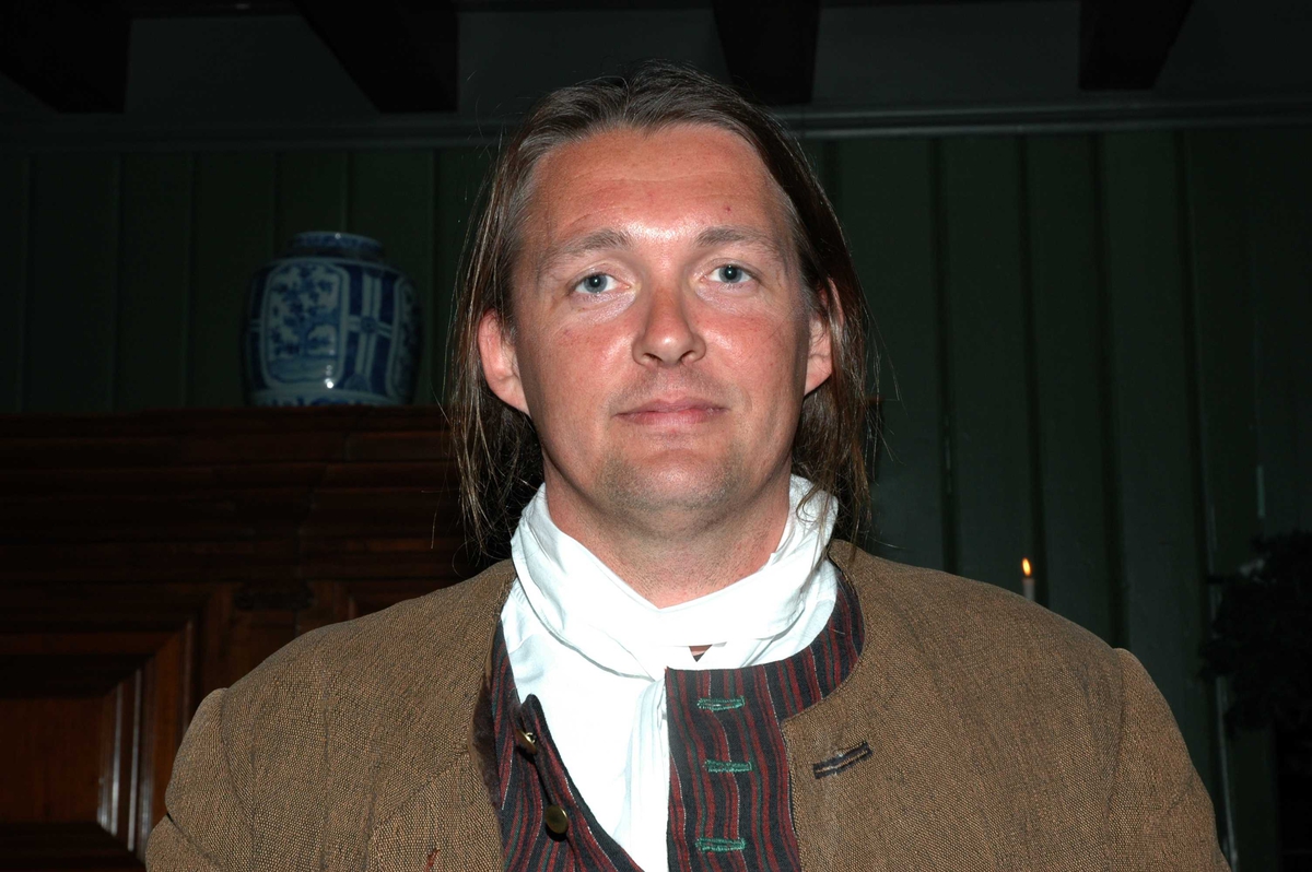 Mann i tidsriktig kostyme fra 1700-tallet. Chrystiegården, bygning nummer 227 i gamlebyen på Norsk Folkemuseum. Julemarked 27.11.2005. 