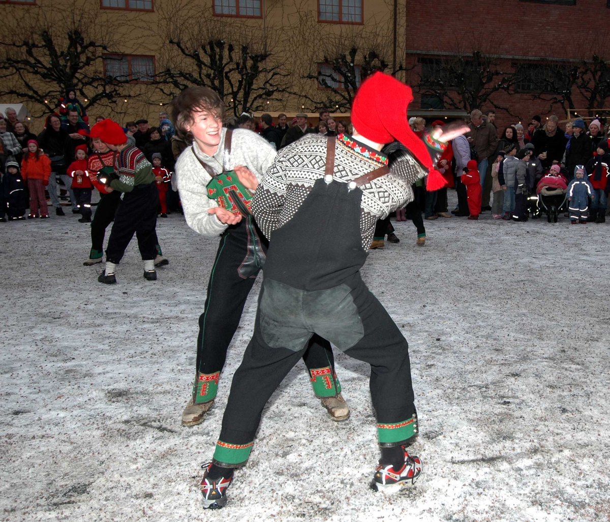 Julemarked  11.12.2005. NF dansegruppe,i ført setesdals drakter, danser på Torget.