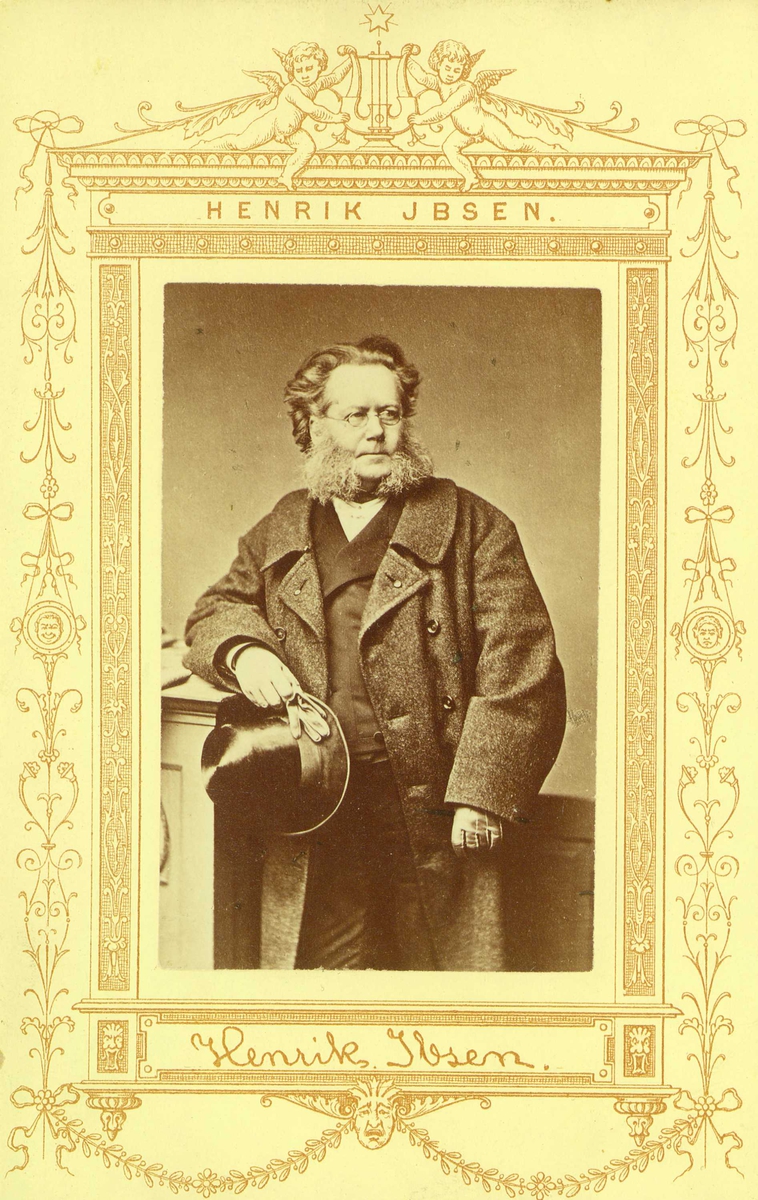 Portrett av Henrik Ibsen. Stående med flosshatt og hansker.
Bildet er tatt i Mûnchen i 1878 av Franz Hafnstaengel