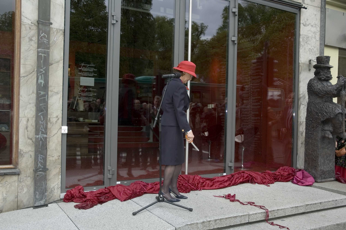 Åpning av Ibsen museet 23.05.2006. Dronning Sonja klipper over båndet og erklærer Ibsenmuseet for åpnet.Statuen som er laget av Nina Sundbye er avduket.