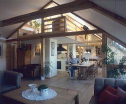 Spisebord mellom kjøkken og veranda, i utbygd loft i en gamm