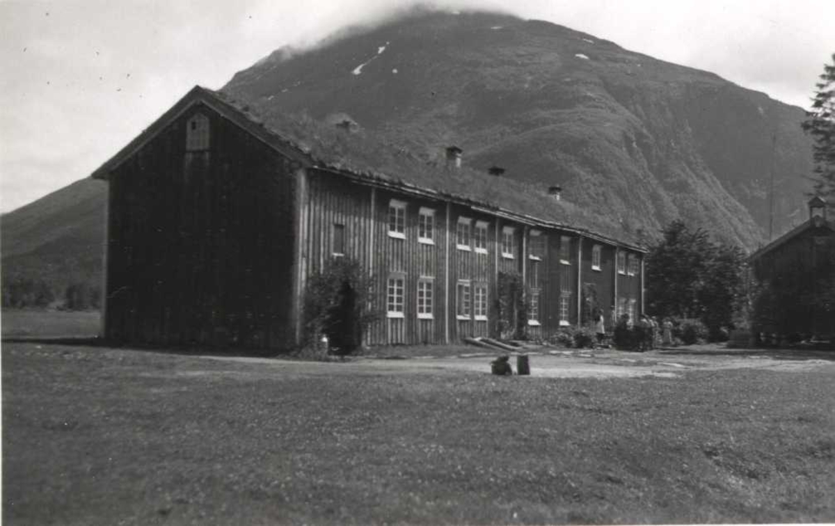 Gårdstun med hovedbygning, Bråten, Sunndal, Møre og Romsdal. Fotografert 1938.
