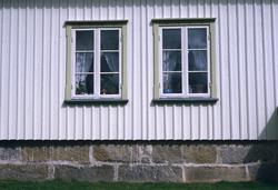 Eldre hus med restaurerte vinduer. Illustrasjonsbilde fra Ny