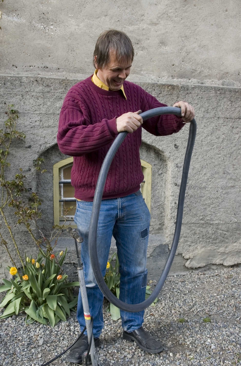 Jan Petter Brennsund viser hvordan man lapper en sykkel.