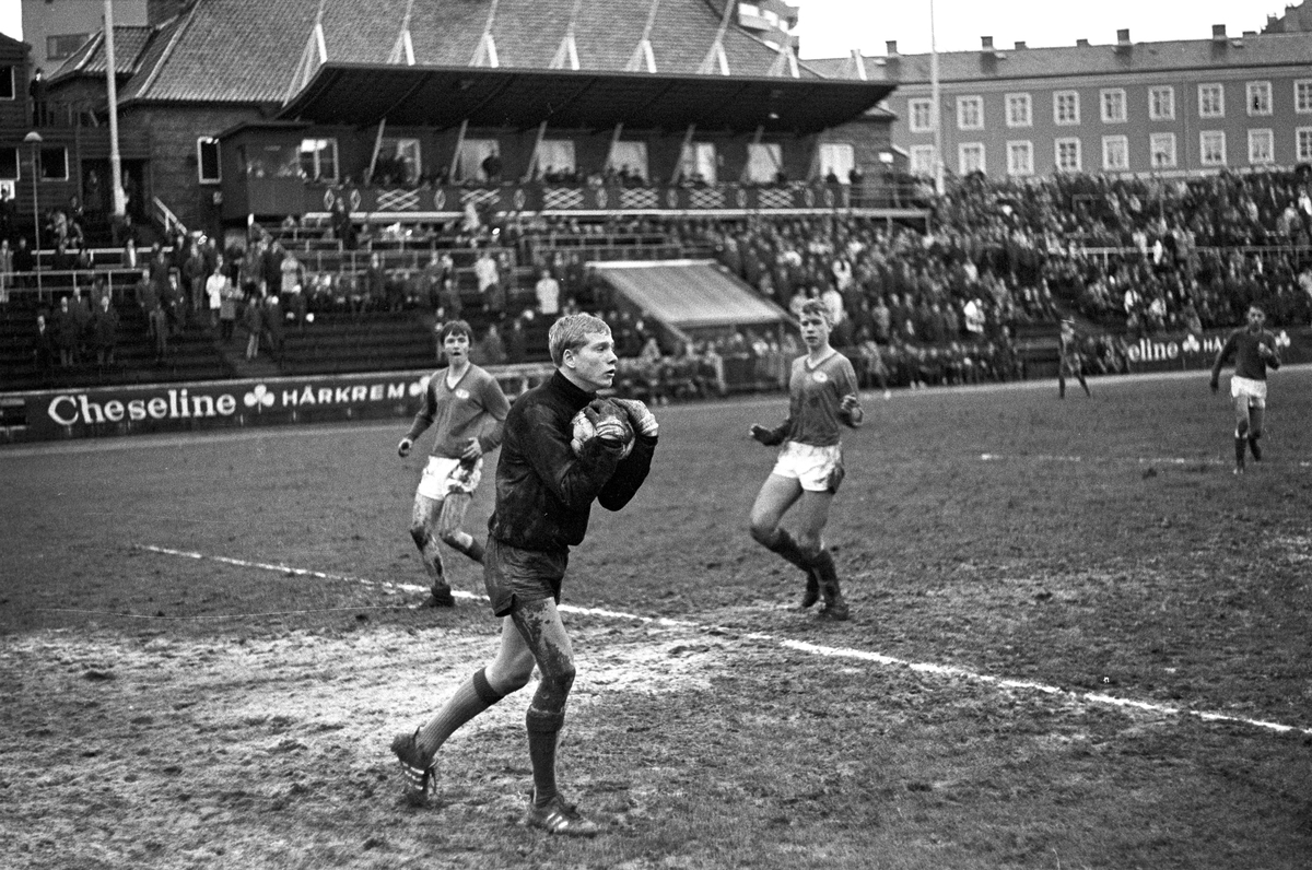 Serie. Fotball final jr.cup 1967, mellom Vålerenga og Manglerud. Fotografert 1967.