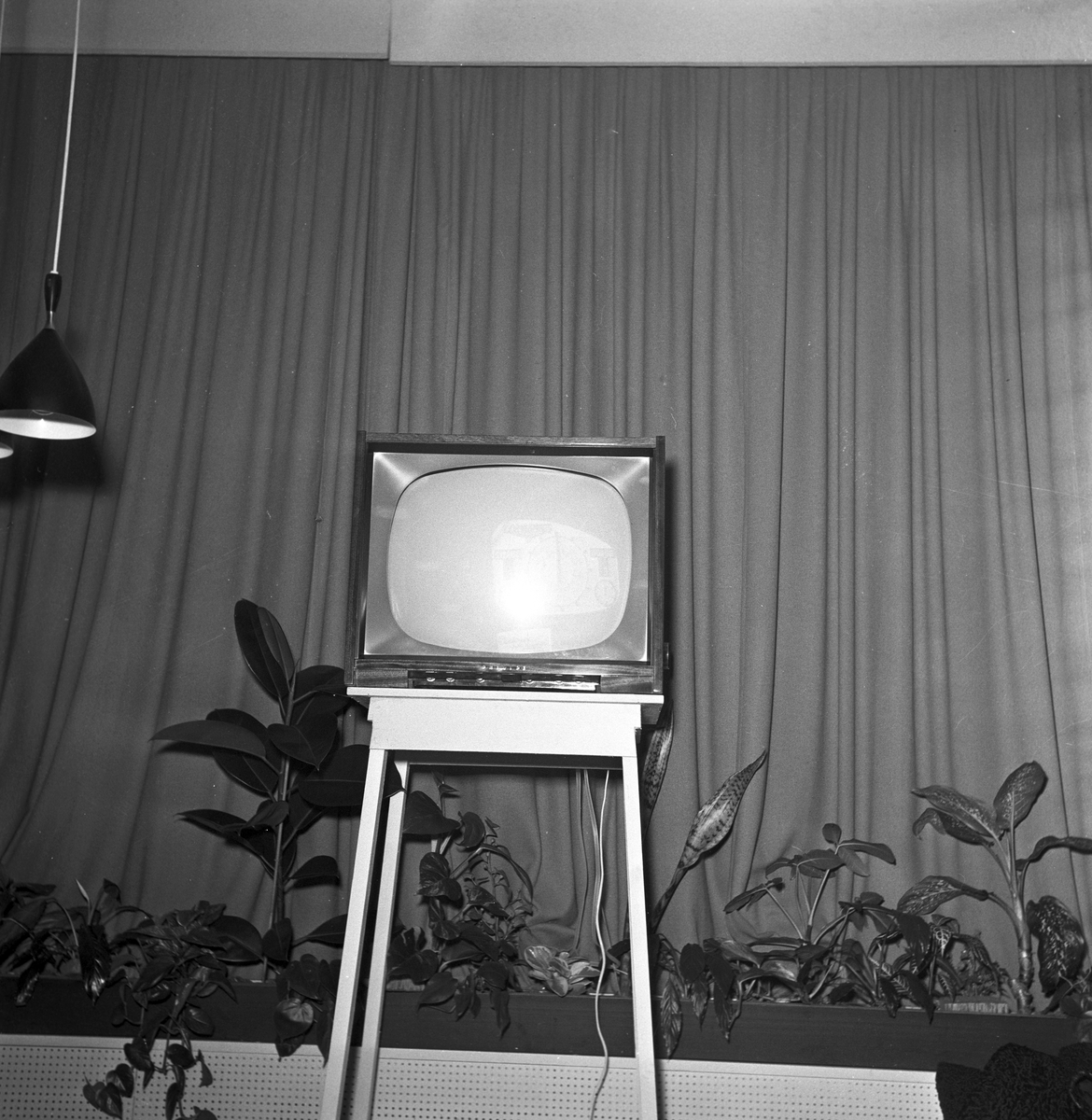 Nytt og spennende, en mulighet for  å se TV på restaurant, Oslo, 23.03.1958.