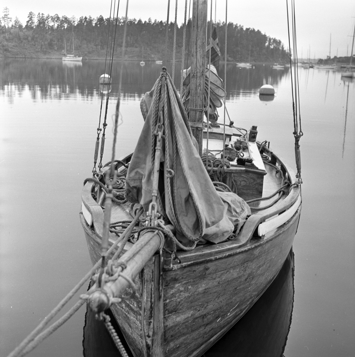 Serie. Båttypen Colin Archer ligger fortøyd. Fotografert 26. sept. 1953.