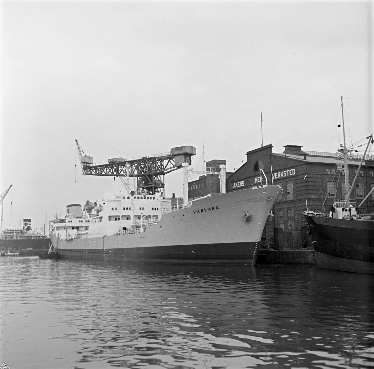 Serie. Tankskipet MS "Varvara" ligger til kai ved Akers. Mek. Verksted. Fotografert august 1955.