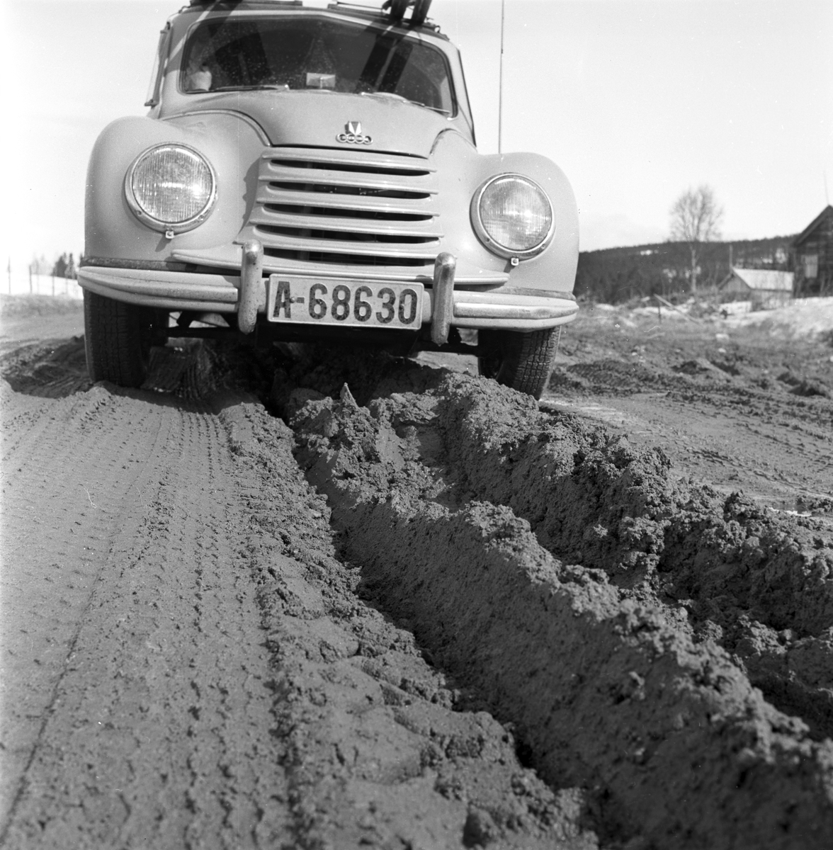Serie. Teleløsning på veiene i Østerdalen. Fotografert april 1955.

