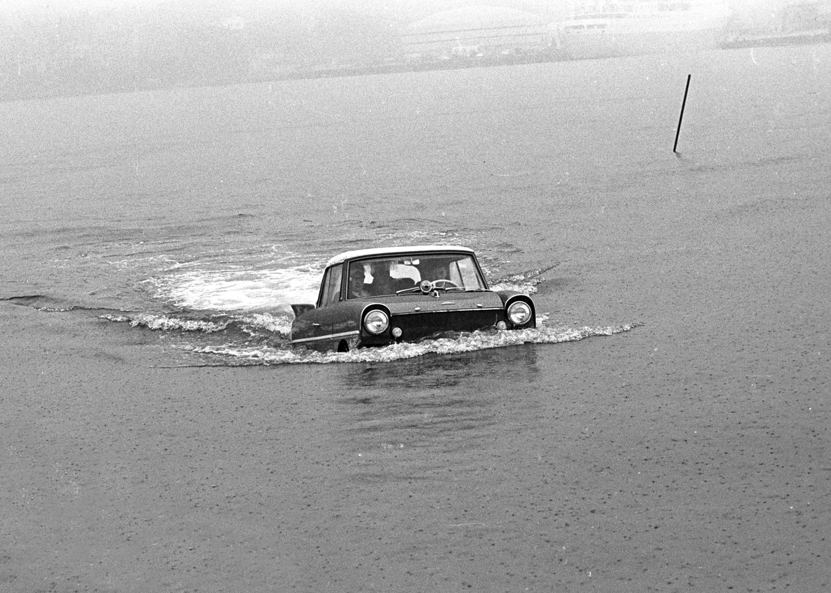 Serie. Presentasjon av amfibiebilen Amphicar i Oslofjorden. Det kjøres bl.a. forbi Kongeskipet. Fotografert september 1962.

