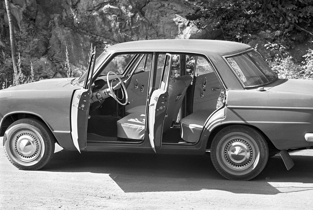 Serie. Presentasjon av den japanske bilen Gloria med interiør. Fotografert 1965.