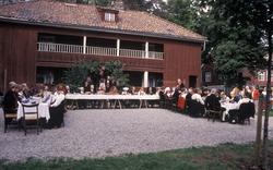 Brudepar og gjestene har satt seg til bords utenfor Karterud