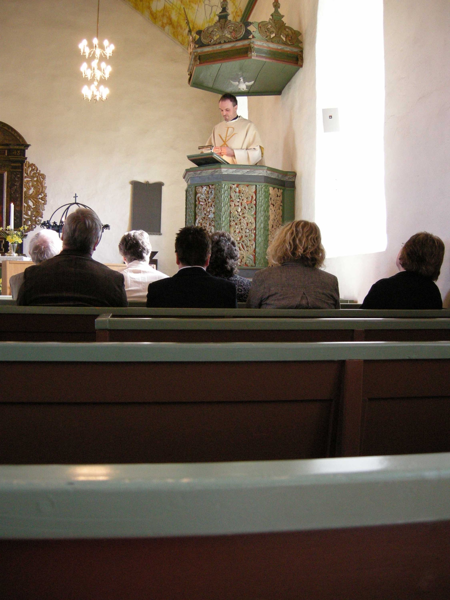 1. påskedag i Borge kirke, Østfold, 23.03.2008. Presten taler fra prekestolen. Er kledd i hvit messehagel. Menigheten sitter på kirkebenkene.