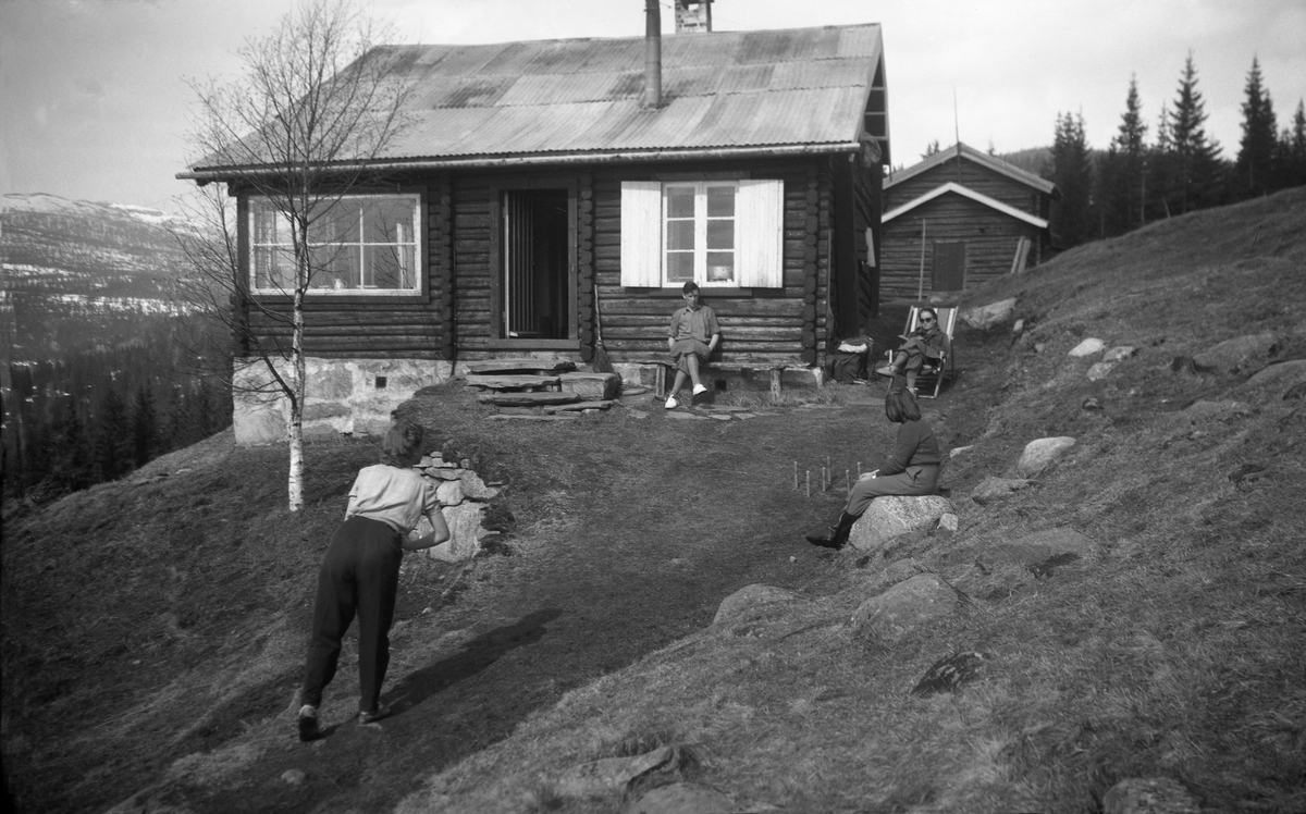 Siri og Kari Arentz spiller ringspill foran familiens feriested Ligardshaugen i Eggedal. Fotografert påsken 1949.
