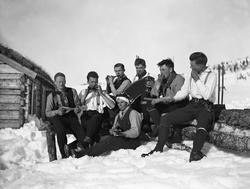 "Høyfjellsorkestret" med syv unge menn spiller opp i snøen u