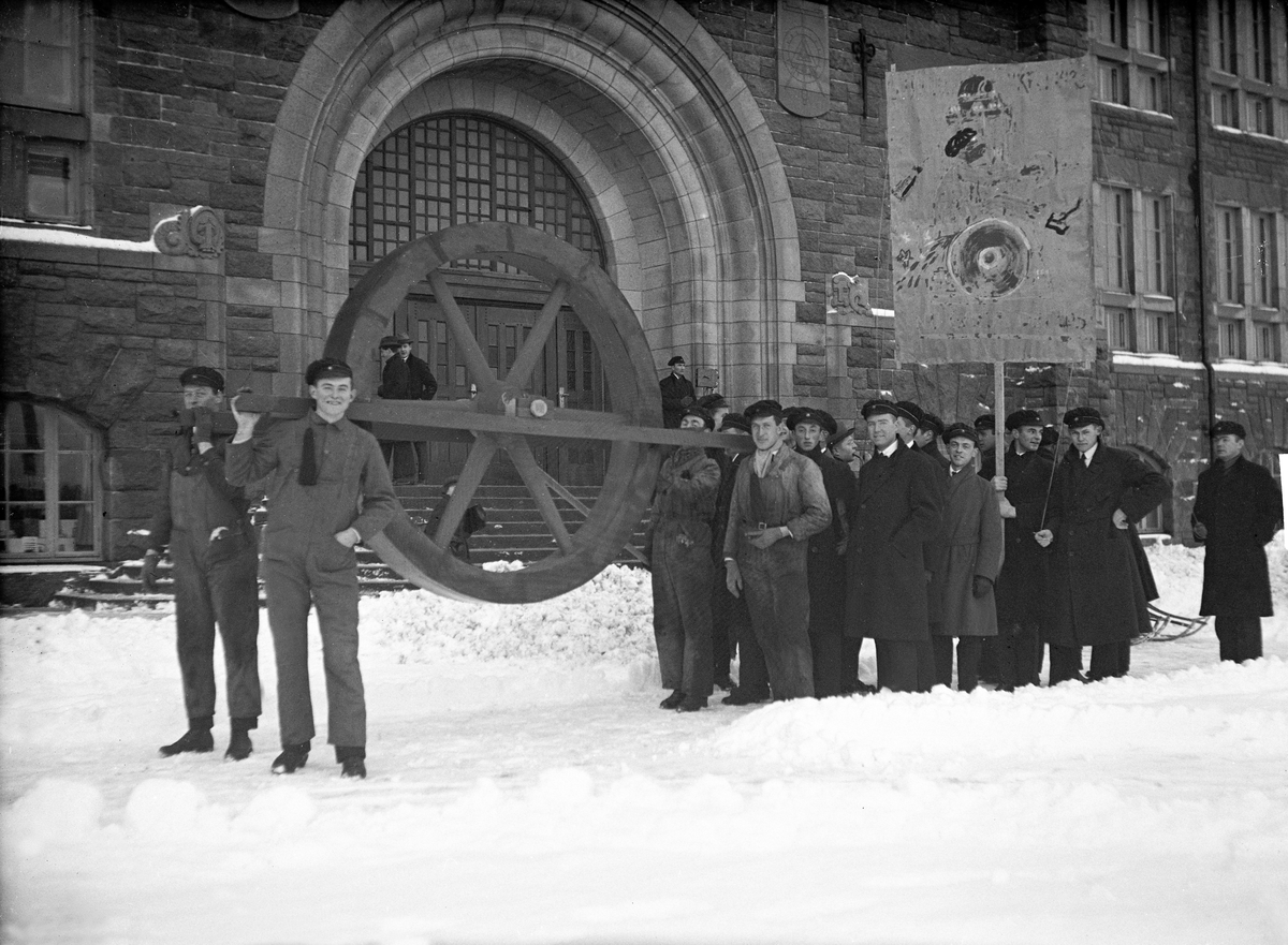 Medlemmer av studenterforeningen "Svinghjulet" uten for hovedbygningen til NTH, nå NTNU, klar til å gå i Reklametoget. Fotografert november 1923.