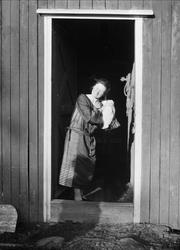 Juni 1925. Guri  Arentz står i døråpningen og forsøker å bes