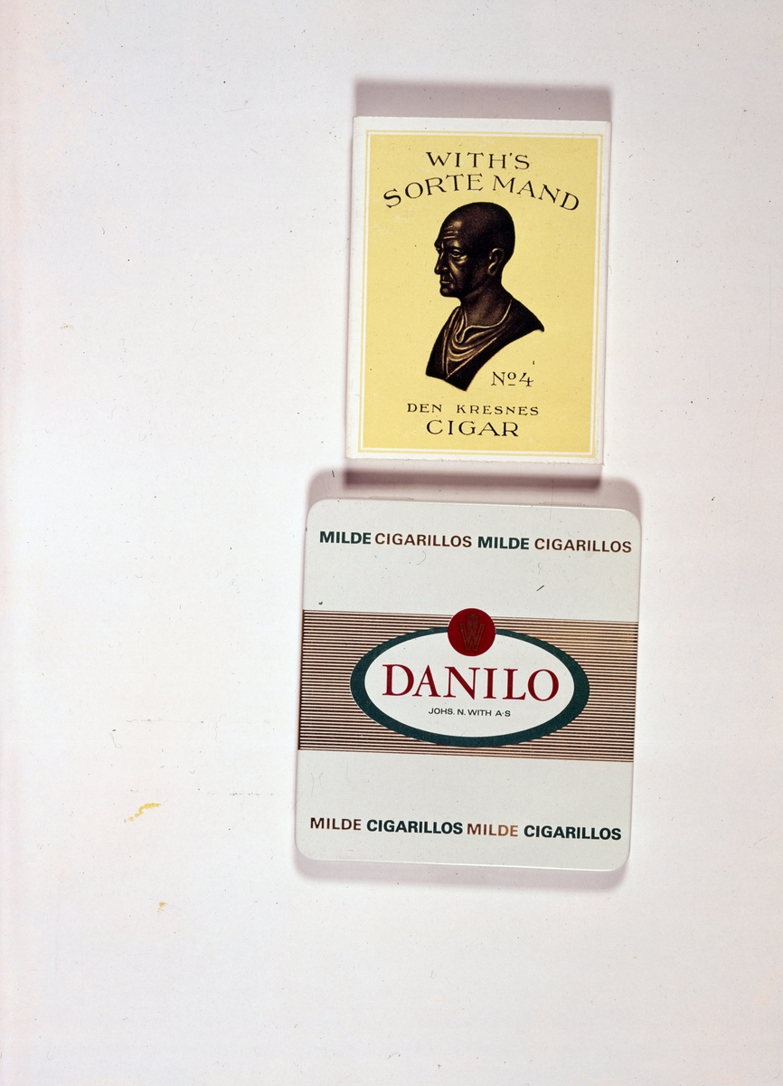 Reklamefoto fra Tiedemanns Tobaksfabrik. Withs sorte mand sigarer og Danilo milde cigarillos.