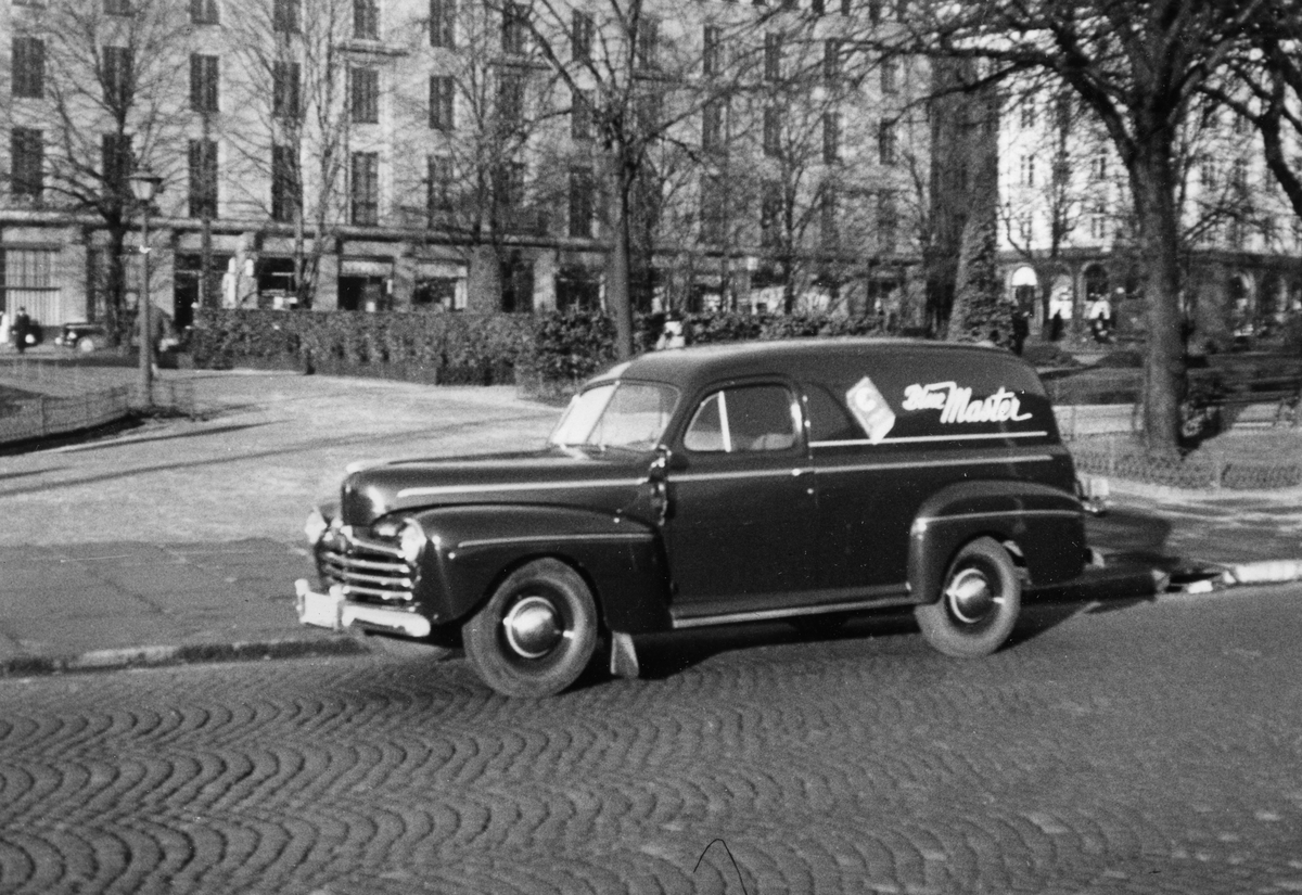 Ford varebil i Bergen med reklame for Blue Master og Captain sigaretter malt på sidene. Bilen ble malt i oktober 1947.