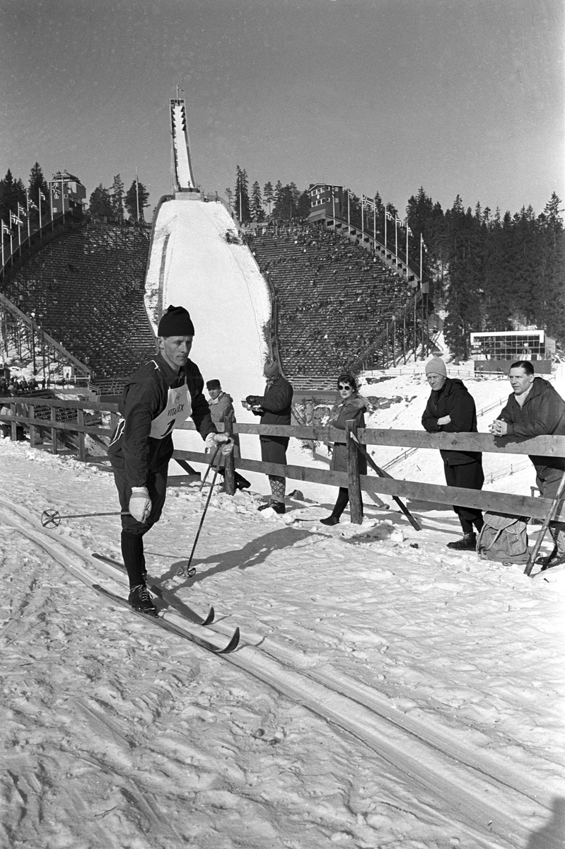 Skiløper med startnummer 1 i Holmenkollen. Holmenkollbakken i bakgrunnen. Holmenkollrennene 1963.