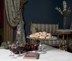 Punsj og makroner i Henrik Ibsens leilighet.