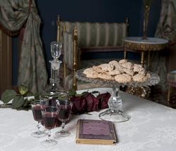 Punsj og makroner i Henrik Ibsens leilighet.