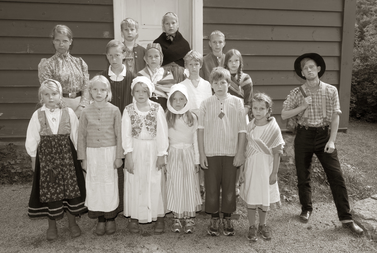 På historisk ferieskole får barn kjennskap til tradisjoner og historie gjennom opplevelser, lek og læring.Klassebilde av elever på ferieskolen i uke 32 utenfor skolestua.