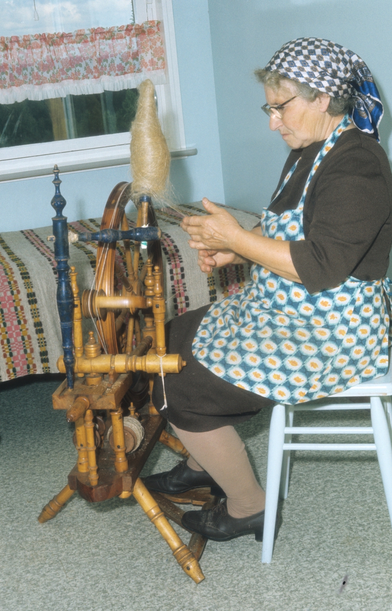 Holga Askerud spinner lin på Harstadsetra i Vestmarka, 1976.