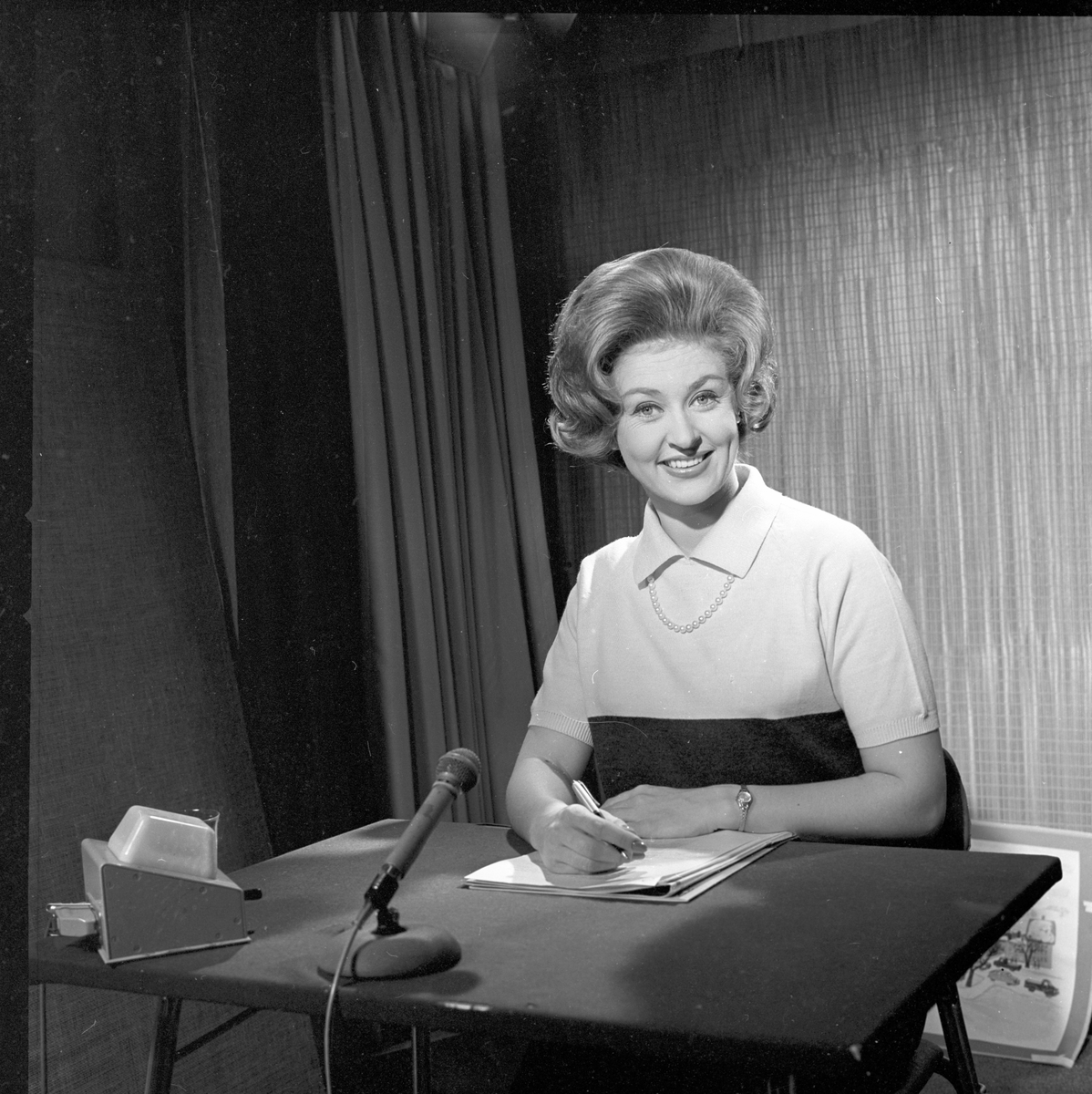 TV-vertinne Inger-Lise Skarstein, f. Haug.
Fotografert 1964.