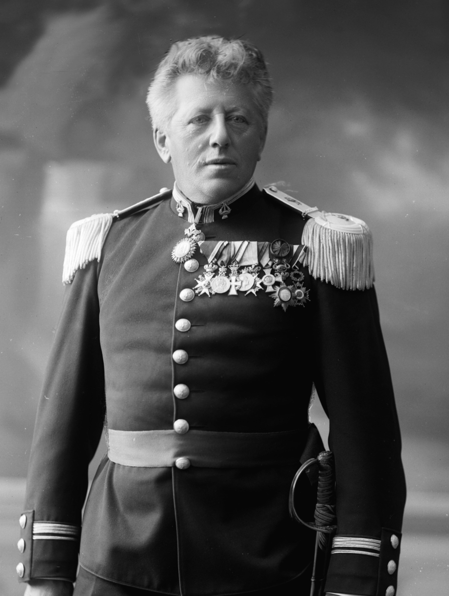 Portrett, komponist Ole Olsen i uniform.