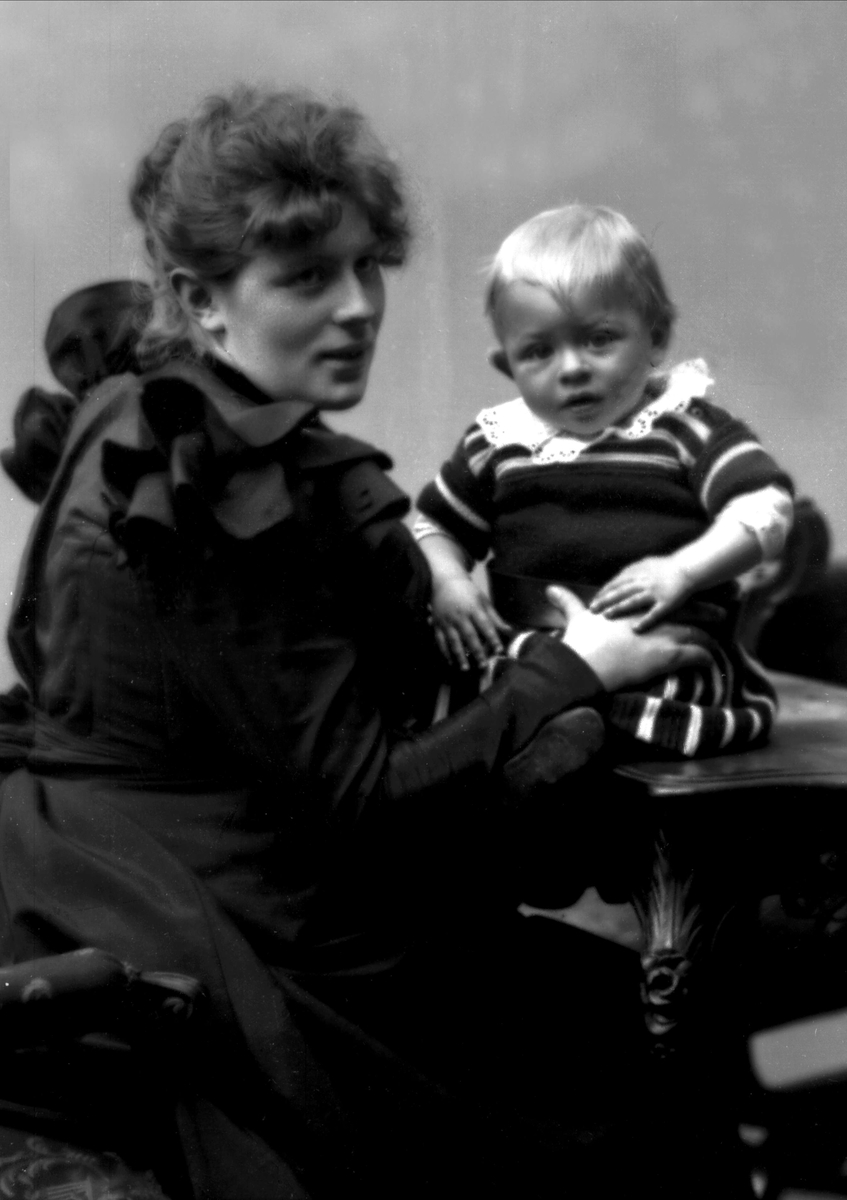 Gruppeportrett, kvinne med barn. Drude f. Lampe, gift med lege Paul Victor Bülow-Hansen. Barnet er sønnen Paul Victor, f. 1896.