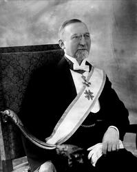 Portrett, mann med ordensbånd og medaljer. Møystad.