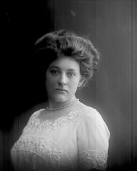 Portrett, Hulda Sophie Thorsen i brudekjole uten slør.