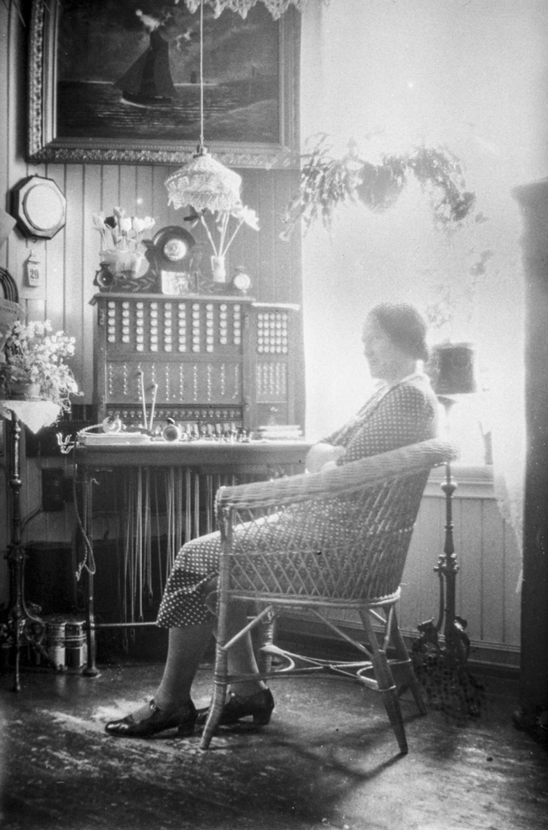 Kvinne ved telefonsentral.