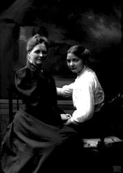 Portrett kvinner, Julie Kleppen f. Løken (1855 - 1948) og he