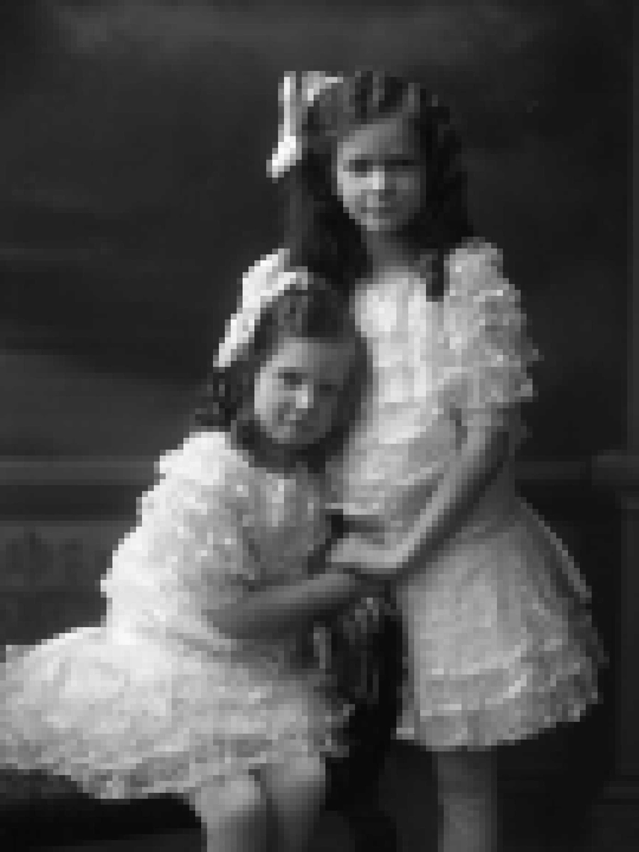 Gruppeportretter, to jenter i like lyse kjoler. Fru Holthe Waagaards barn.