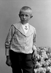 Portrett av Jørgen Kilde som gutt i matrosdratk. Fotografert
