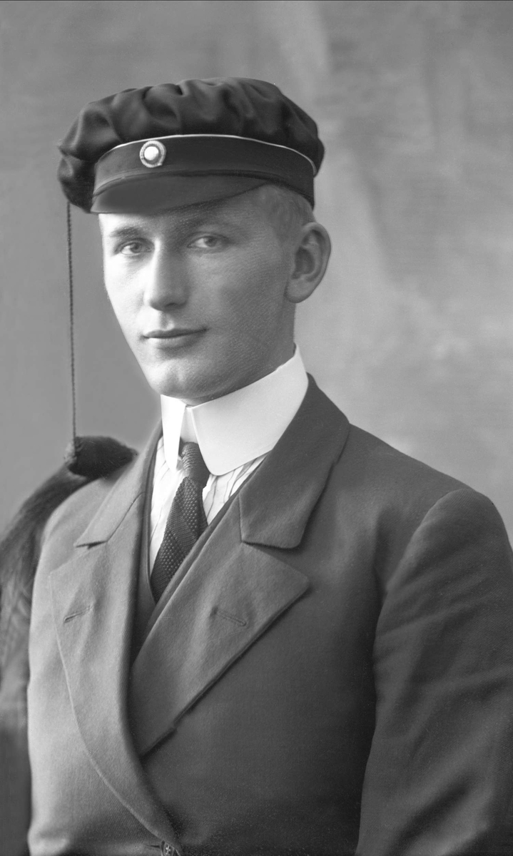 Portrett, mann med studentlue. Student Oliver Møystad.