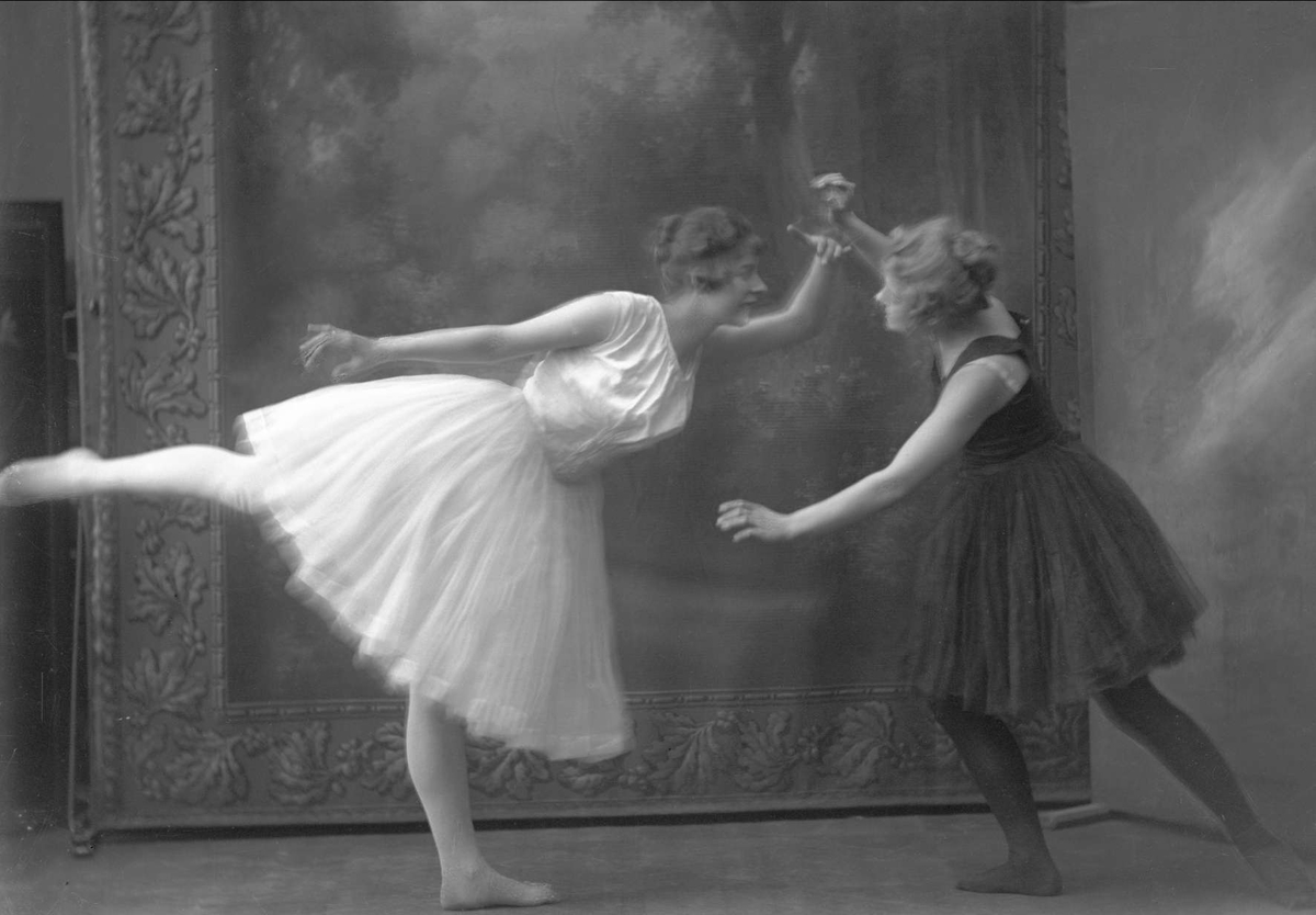 Gruppeportrett, to kvinnelige dansere i positur. Frk Olga Lilleby.